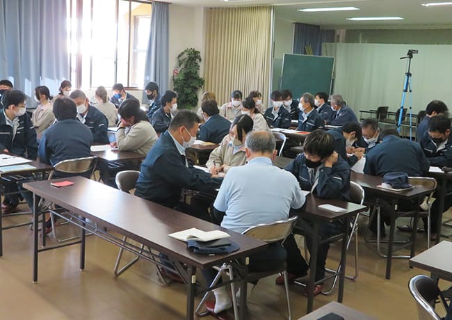 グループごとに分かれ、意見交換や討議を行う社員たちの様子