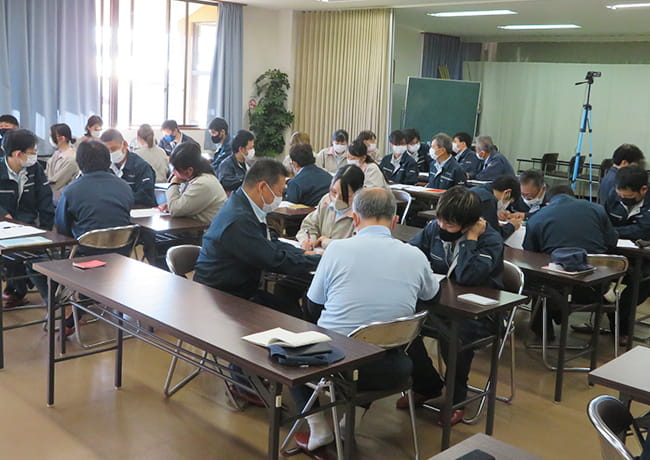 グループごとに分かれ、意見交換や討議を行う社員たちの様子